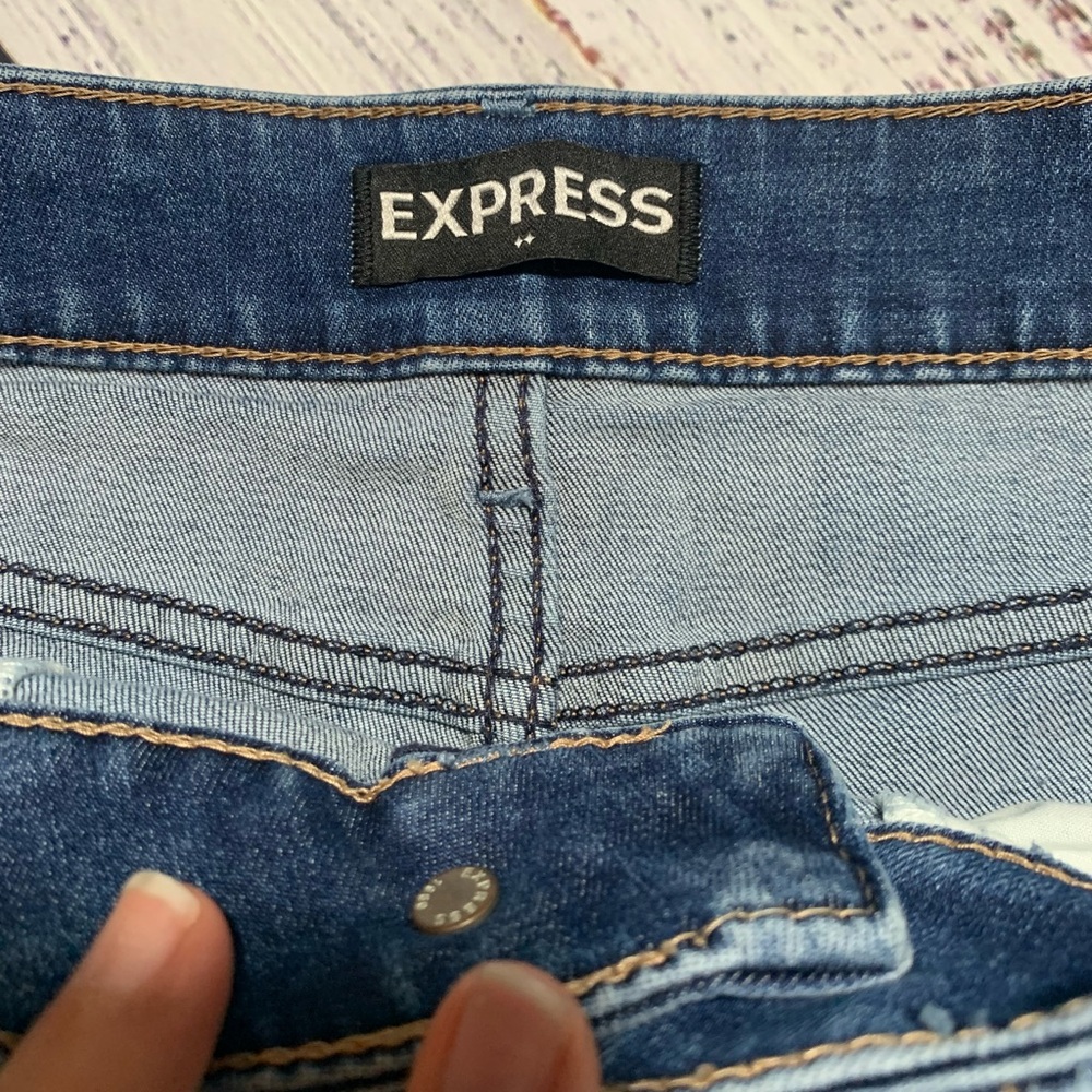 Express MIDI Low rise shorts. Cuffed. Size 6. - Picture 3 of 9
